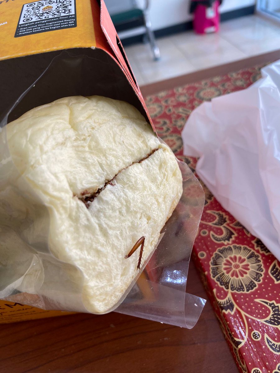rynncancyy's tweet photo. beli roti dapat topping spesial https://t.co/7vlaaEldiC