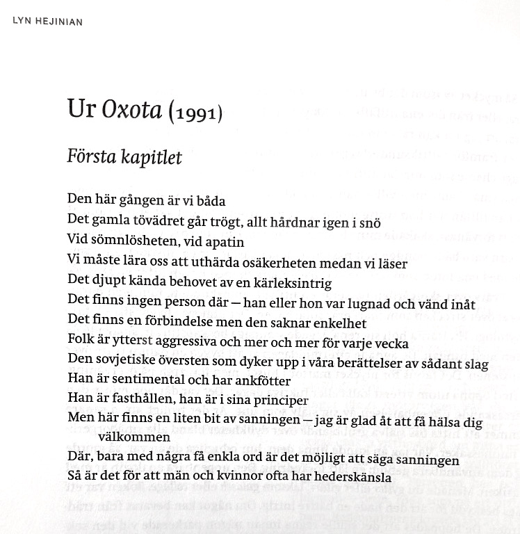I helgen kom bud om poeten Lyn Hejinians bortgång. Hon var en betydelsefull och omtyckt amerikansk poet, som förekommit i Lyrikvännen flera gånger. Här, i nr 2/2023, i Gunnar Hardings översättning.