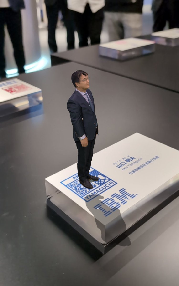 1ft_seabass's tweet photo. #IBMChampion 向け IBM 虎ノ門オフィスツアーで、キヤノンさんと IBM さんが協業してるミニチュアボリュメトリック AR名刺体験しました。体験したのは社長さんの動くモデル！
アプリ入れるのかなーと思ったら、専用アプリなしでブラウザだけで動いててよかった！そして、こう再生されてるんだ。 https://t.co/vHUyKgjobs