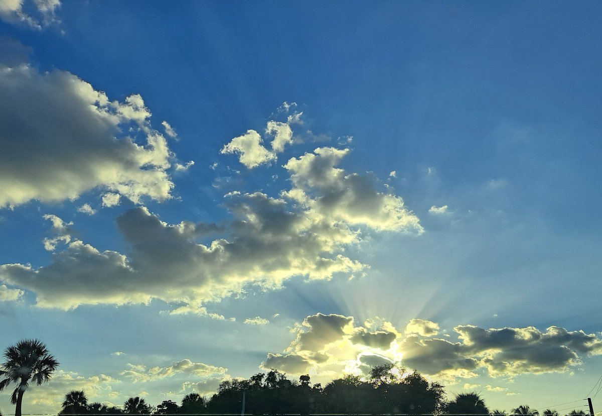 chelliebeach954's tweet photo. Some #HiSky #EyesToTheSkies https://t.co/FA7cLJA2h5