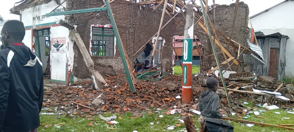 Les combattants de #REDTabara ont lancé 2 attaques la nuit du 25 février 2024 contre la position militaire à la rivière Mpanda &amp; la position de chez Ndombolo à Buringa. 

6 militaires ont été tués, la permanence du CNDD-FDD détruite, armes &amp; munitions saisies. (1/2)
#Burundi