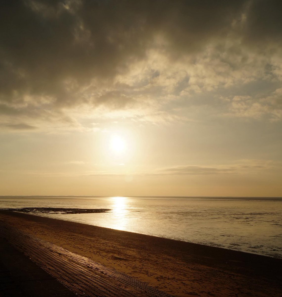 A stunning Snettisham sunset captured by 📸 sundaysaunters on Instagram.

The sand and shingle beach is perfect for walkers and nature lovers and is the ideal spot to catch a breathtaking Winter sunset over the Wash.

#VisitWestNorfolk