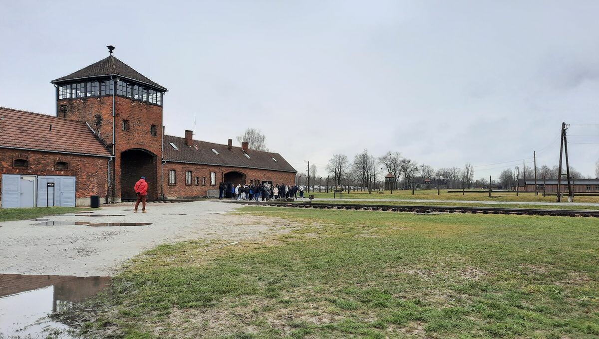 icilorraine57's tweet photo. GRAND FORMAT- Des lycéens du Grand Est sur les traces des déportés à Auschwitz
➡️ https://t.co/PUgGBhyAvb https://t.co/6Ajxfs2is6