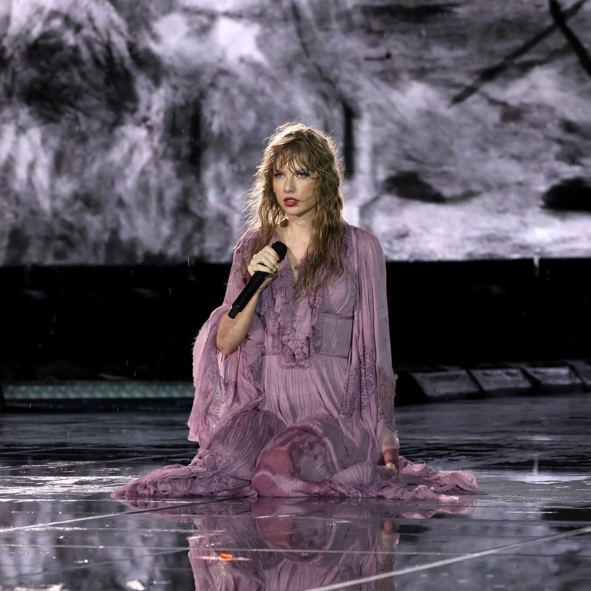 🚨| Taylor Swift has officially announced that tonight's show of 'The Eras Tour' is the first rain show of 2024! #SydneyTSTheErasTour 

"You guys ready to dance with me in the rain?"