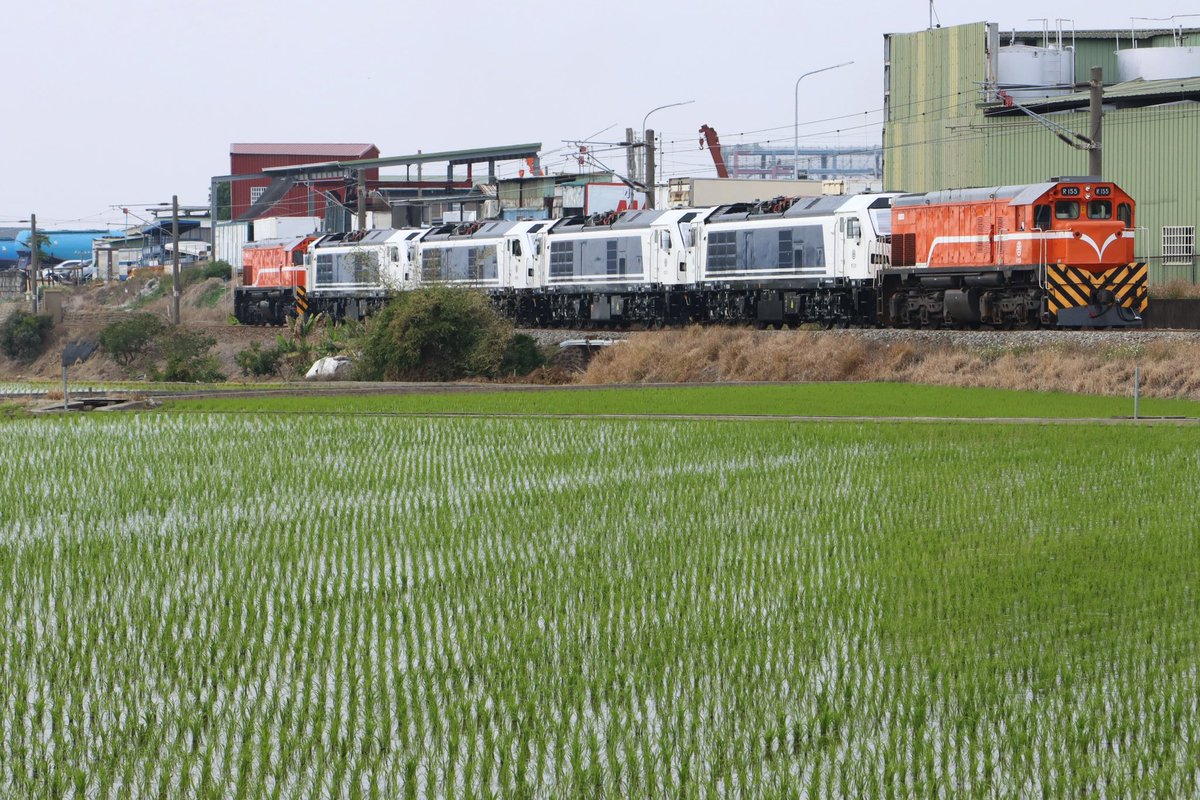 2024.02.26

沙鹿と龍井で待避するがよかった

8797レ R200形台中港甲種輸送 R155+R208+R207+R206+R205+R154

貨辦=台中港/清水=沙鹿
沙鹿=龍井/大肚=追分