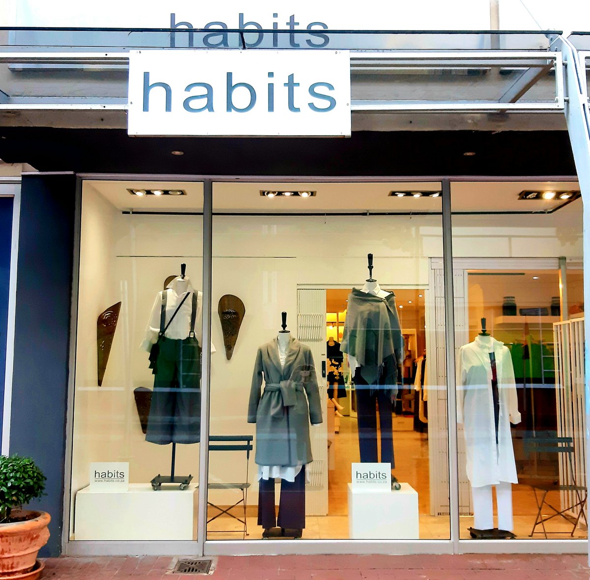 HabitsFashion's tweet image. Well, hello Monday 📷 📷
New week, new window! 📷 Not only is our new #habitswindow is giving off cozy vibes in the softest grey &amp;amp; white, it's also providing a sneak peek of the first AW'24 styles arriving soon! 📷
habits.co.za
#HabitsFashion #AW24 #autumnvibes