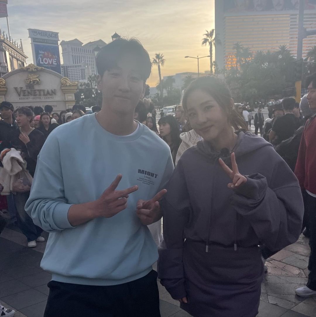 WeLoveDara's tweet photo. [futurefound]
🔗: https://t.co/myhcsJL6QY

"Most awkward person ever meets @krungy21
Thank you, Dara noona! #산다라박 #SandaraPark #다라 #DARA #퓨전엠씨 #FusionMC #DNAcers #Shy" https://t.co/lZjYU9NqyR