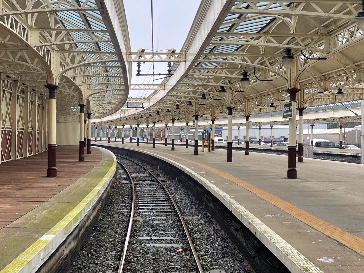 @DailyPicTheme2 The #curved track and rails, platforms, roof, and support pillars of #WemyssBayStation.