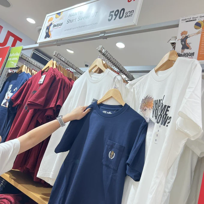 กรี๊ดดด เสื้อไฮคิวมาลงหน้าร้าน Uniqlo แล้ว ในที่สุดด้อมไฮเคี่ยนจะได้มีเสื้อสวยๆใส่แบบด้อมอื่นแล้ววว!นี่แอบไปเดินดูมาแล้วแต่ละลายมาแล้ว สตอรี่ดีมากกกก ตัวละ 590 บาท เดี๋ยวแปะรูปชัดๆไว้ในเมนชั่นนะ 