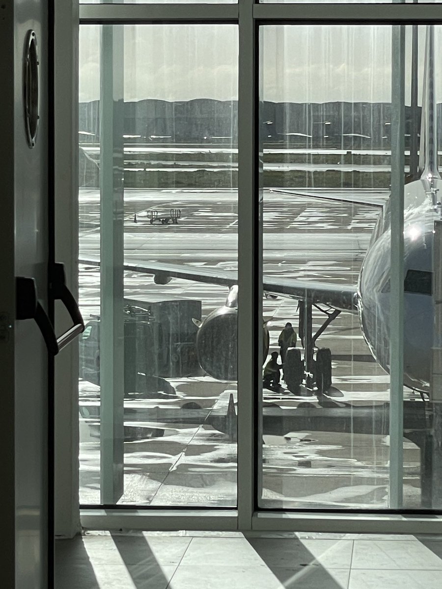 240 pasajeros de <a href="/vueling/">Vueling Airlines</a> bloqueados en Sevilla desde las 22h por una avería en una rueda que han empezado a reparar a las 10h de la mañana.
Cero comunicación, cero atención humana, cero atención útil al cliente 👏🏻👏🏻👏🏻