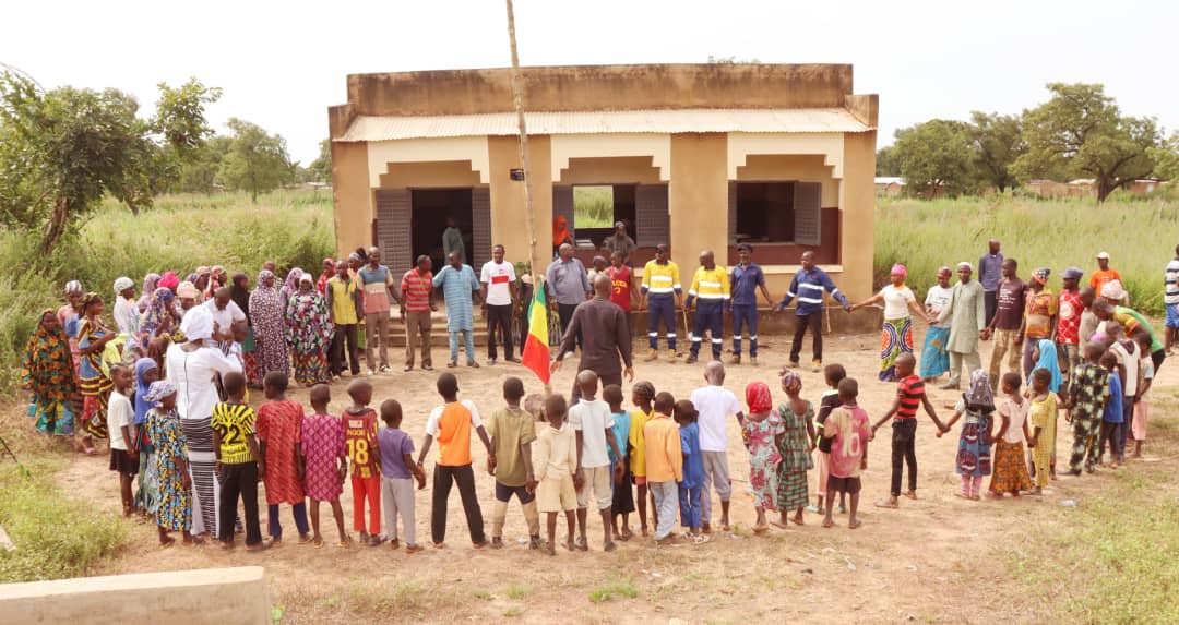 KodalMinerals's tweet image. Kodal has provided funding to employ a full time school teacher at Kola-Sokoura - the village closest to our Bougouni #Lithium Project.

We also provided school kits including books and stationery. 

Its part of Kodal’s #ESG strategy to support the communities in which we operate