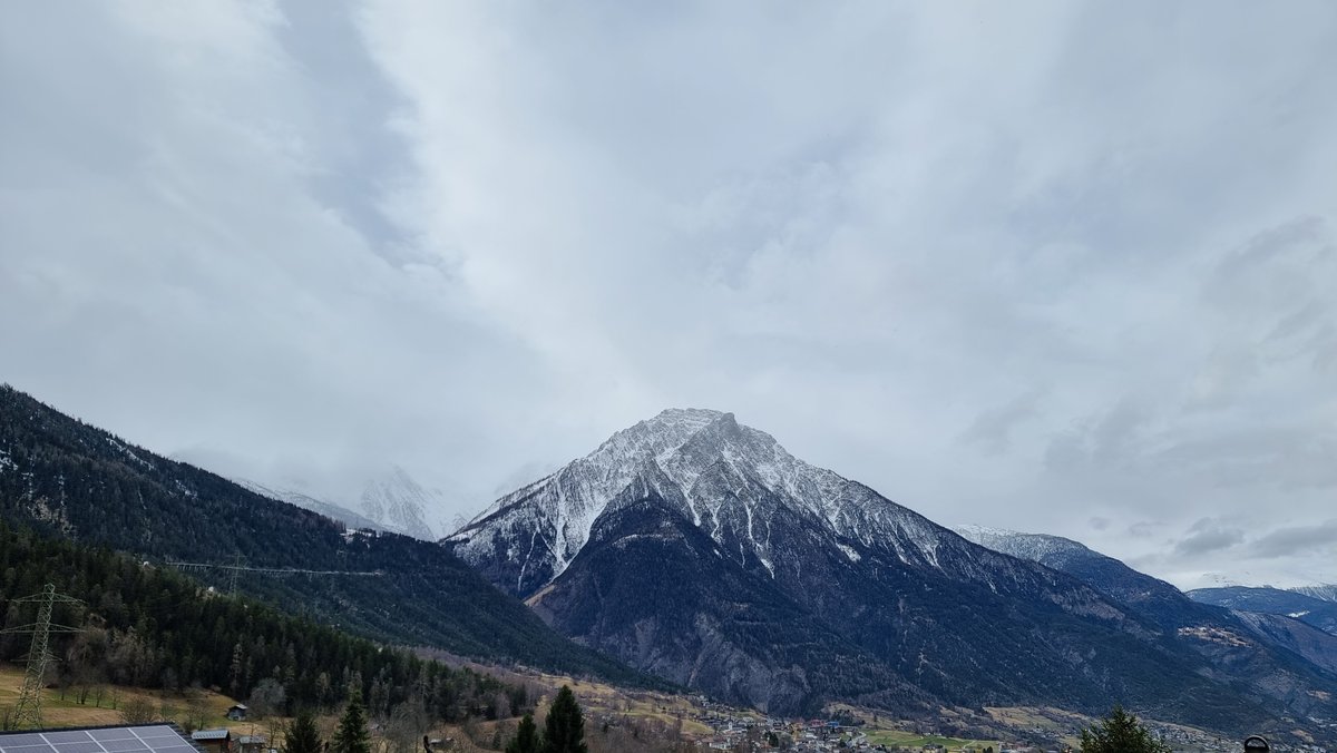 Alpenweerman's tweet photo. Sinds gistermiddag is het in #Termen (1) #Oberwallis voor de verandering weer eens föhnig en droog met een T van 7°C op dit moment. #Rosswald 800 meter hoger af en toe een paar vlokken en 0.°C . Tegelijkertijd valt er iets verderop op en aan de andere kant van de #Simplonpas (2005m) neerslag waarbij het tot in het dal sneeuwt (2 #Simplondorf, 3 #Gondo)