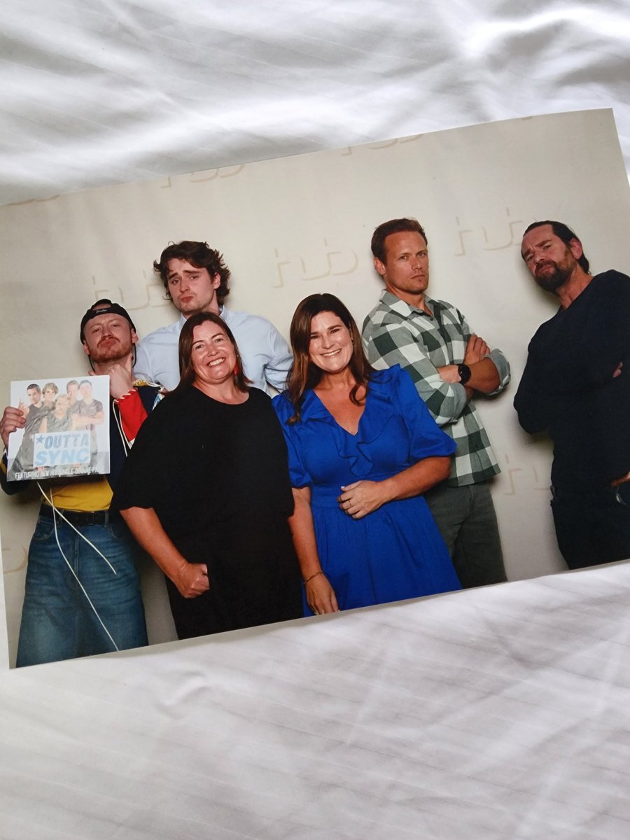 jennithekiwi's tweet photo. Fangirling with our all-time favourite boy band Outta Sync 😉😆🥝
Thanks for being such good sports #JohnBell @Charlesdv12
@SamHeughan #DuncanLacroix
#hublander #outtasync #boyband @TheHUBBUB #CharlesVandervaat #SamHeughan #Outlander https://t.co/eJss81s9vP
