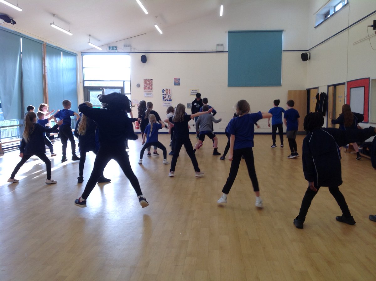 GBS_Larch_Class's tweet photo. Street Dance fun to kick off the half term! Larch class were fantastic dancers and loved every minute! @GilesBrookSCH Thanks VG Dance. #GBS4PE https://t.co/OPaPfJYiCE