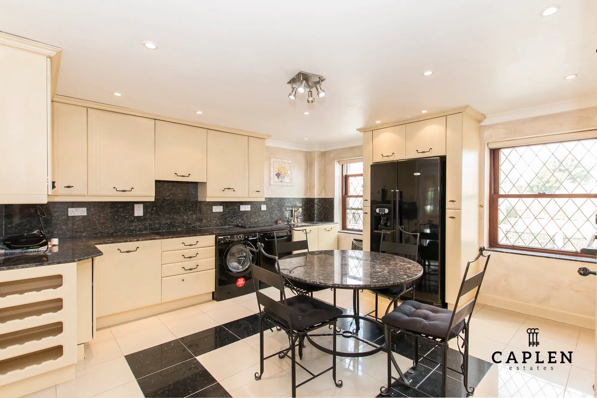 CaplenEstates's tweet photo. 📍Nestled within a central Chigwell location, this exquisite 3-bedroom, 2-bathroom property. Featuring gated parking and a garage, this residence offers both security and convenience.

💷£2,450

☎️Call our lettings team today to arrange a viewing.

https://t.co/YbcFnySOje https://t.co/WZEeyiOtIb