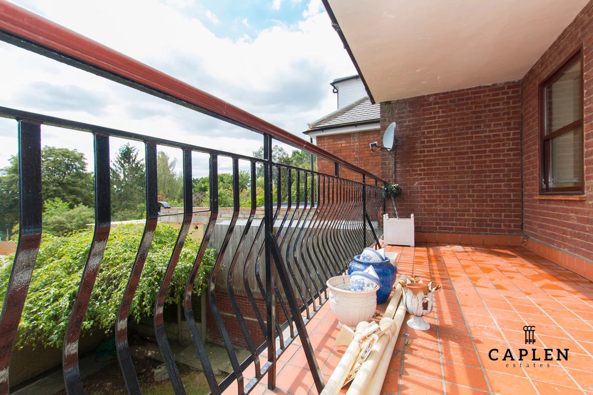 CaplenEstates's tweet photo. 📍Nestled within a central Chigwell location, this exquisite 3-bedroom, 2-bathroom property. Featuring gated parking and a garage, this residence offers both security and convenience.

💷£2,450

☎️Call our lettings team today to arrange a viewing.

https://t.co/YbcFnySOje https://t.co/WZEeyiOtIb