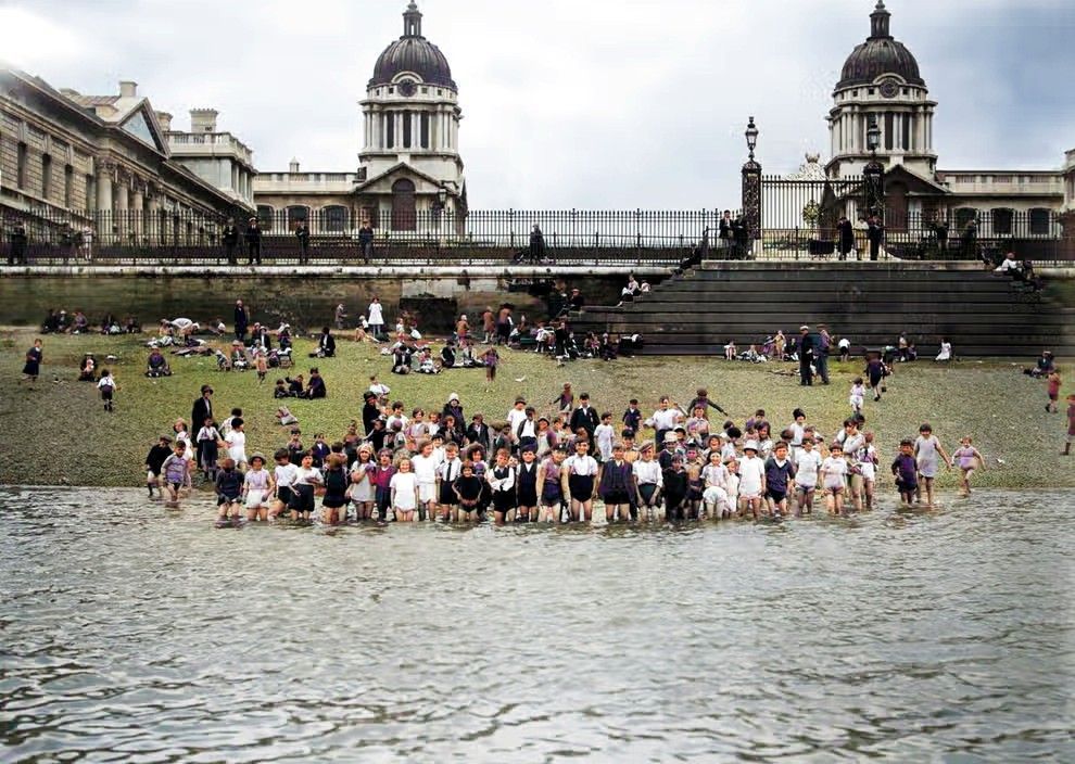 Children paddling in the River Thames by the Royal Naval College at Greenwich in 1928. #riverthames #royalnavalcollege #1920s #greenwich #colourised #swimminglife