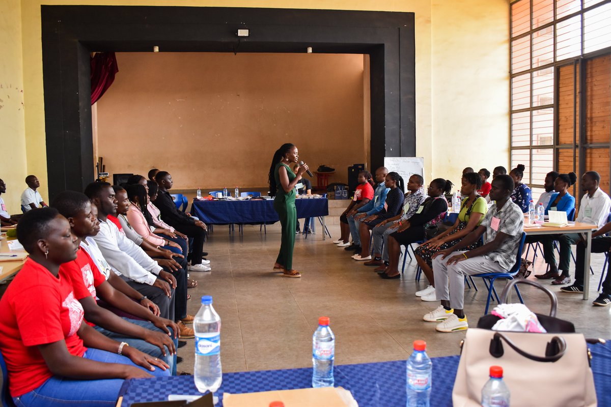 Teach4Kenya's tweet photo. What a phenomenal day at Migosi Comprehensive School in Kisumu! Learning strategies for transformative education, collective commitment, and leadership at all levels of learning to the Fellows.
#Qualityeducation #Impact #Change #Education #Leadership #TeachForKenya #STEPi https://t.co/kt9xJ08JHh