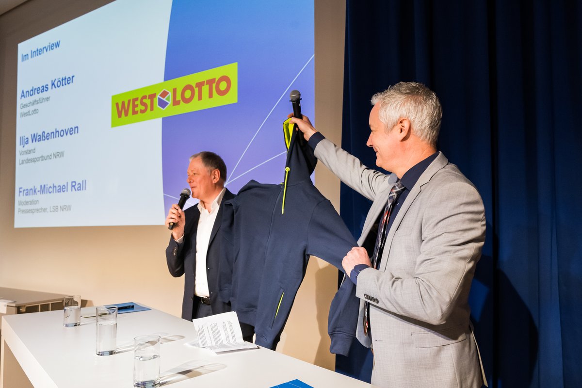 Ein starkes Team, ohne das im Sport nichts läuft: die Ehrenamtlichen. 👏 Gemeinsam mit dem <a href="/LSB_NRW/">Landessportbund NRW</a> wollen wir sie in der "Offensive Ehrenamt" stärken und sichtbar machen. Ein Zeichen dafür sind exklusive Jacken für #Sportehrenamt in NRW 👉westlotto.de/newsroom/westl… <a href="/IljaWa/">Ilja Waßenhoven</a>