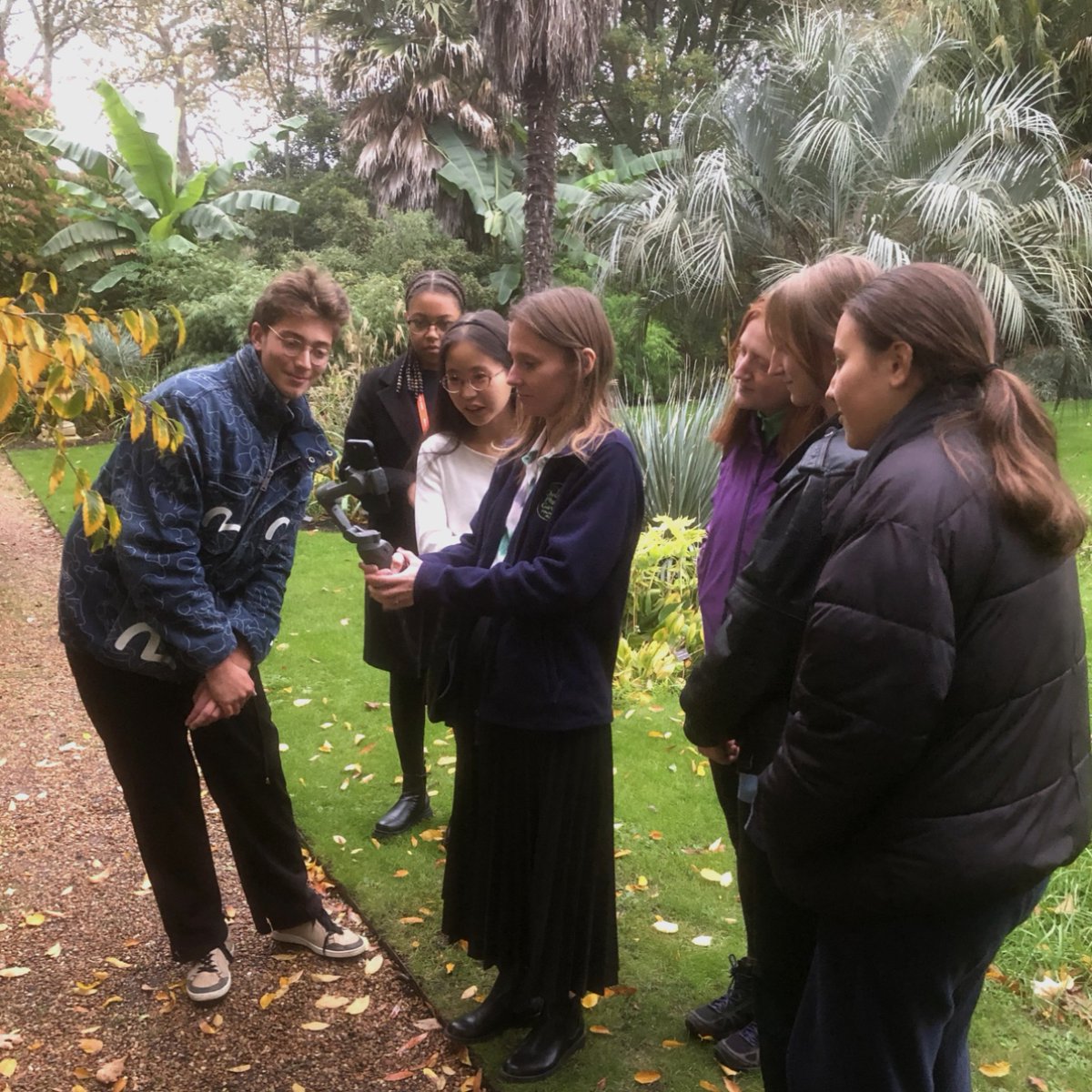 Applications are now open to join our Youth Panel! Aged 16-24? Looking to gain some valuable experience? Love gardens and plants? Apply to be part of Chelsea Physic Garden's Youth Panel! Find out more and apply online, link in comments. #youthpanel #volunteer