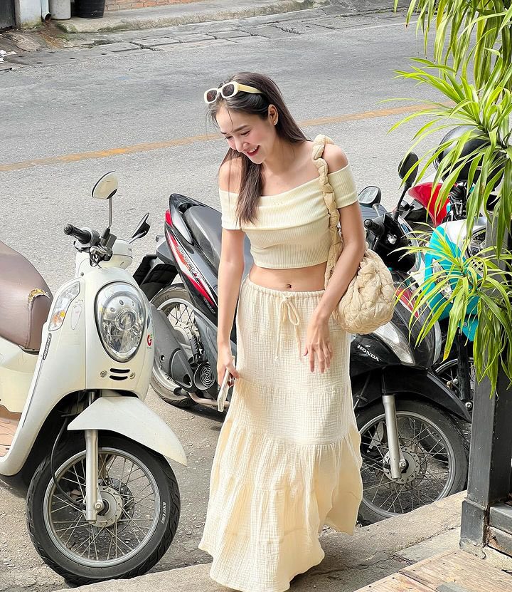 marauisxx's tweet image. ลุคนี้รอดแน่นอน จะเที่ยวในเมืองเที่ยวทะเลชุดนี้ต้องได้ใส่บ่อยแนะนำหารองเท้าสีตัดกันเหมือน look ของทางร้านได้เลย หรือจะสะพายกระเป๋าสีแดงก็เข้า 
𓈒𓏸 เสื้อ unigam : เป็นเสื้อปาดไหล่ผ้าร่อง 

𓈒𓏸 กระโปรง perimarma : น่าจะของแบรนด์นี้ค่ะเพราะเนื้อผ้าจะเป็นผ้าที่ไม่ต้องรีดก็ใส่ได้