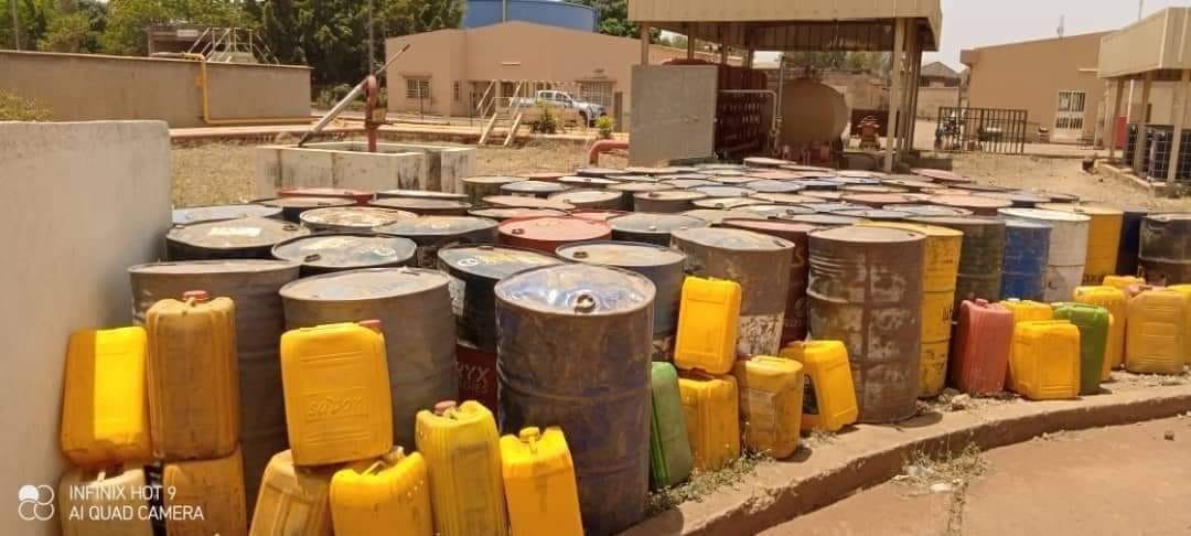 Malijetactu's tweet photo. #Burkina Faso : démantèlement d'un réseau de contrebande de carburant au profit des terroristes #mali #biger #aes https://t.co/NegEQ50mGH #malijet https://t.co/QiqWed3HVN