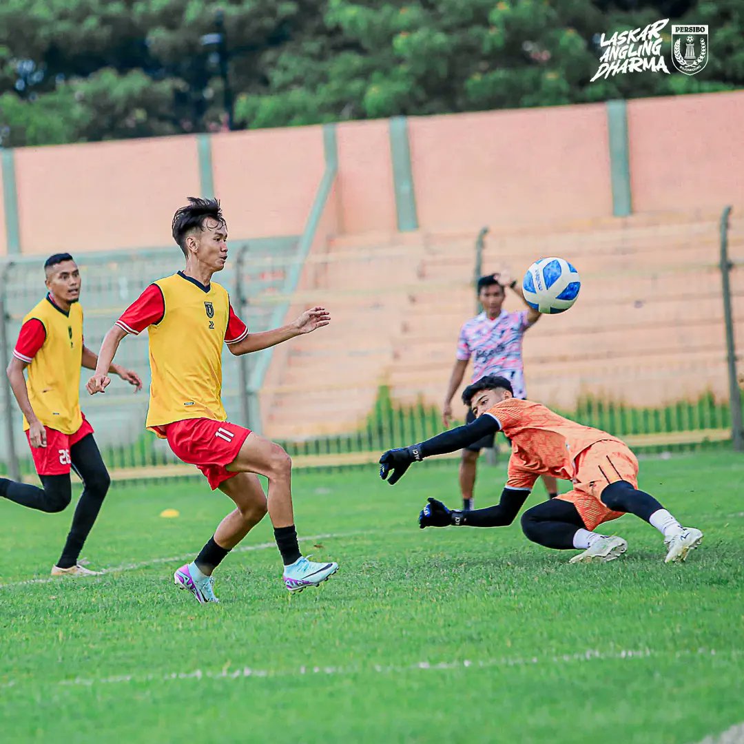 | 𝗗𝗮𝗶𝗹𝘆 𝘁𝗿𝗮𝗶𝗻𝗶𝗻𝗴.

Menjalani sore hari dengan berlatih di stadion Letjen H. Soedirman.

Jangan slide sampe akhir. 🤭

🟠🟠

#Persibo #persibobojonegoro #COAD 
#LaskarAnglingDharma #Sadabe