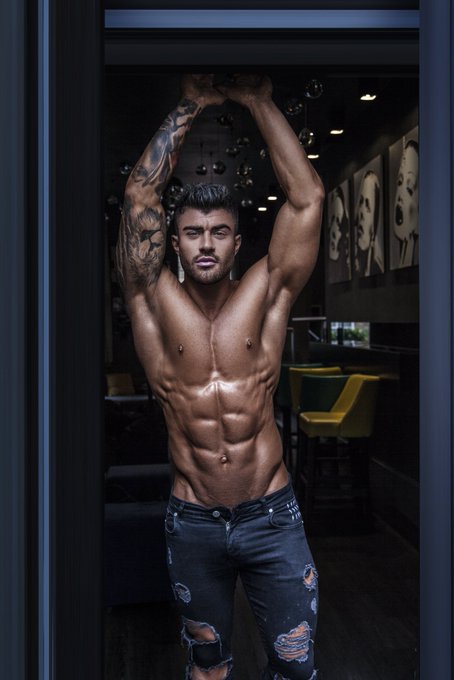I&rsquo;m your favourite super model? 🥵😏 50% discount in my OF https://t.co/V3ABFwSDFE