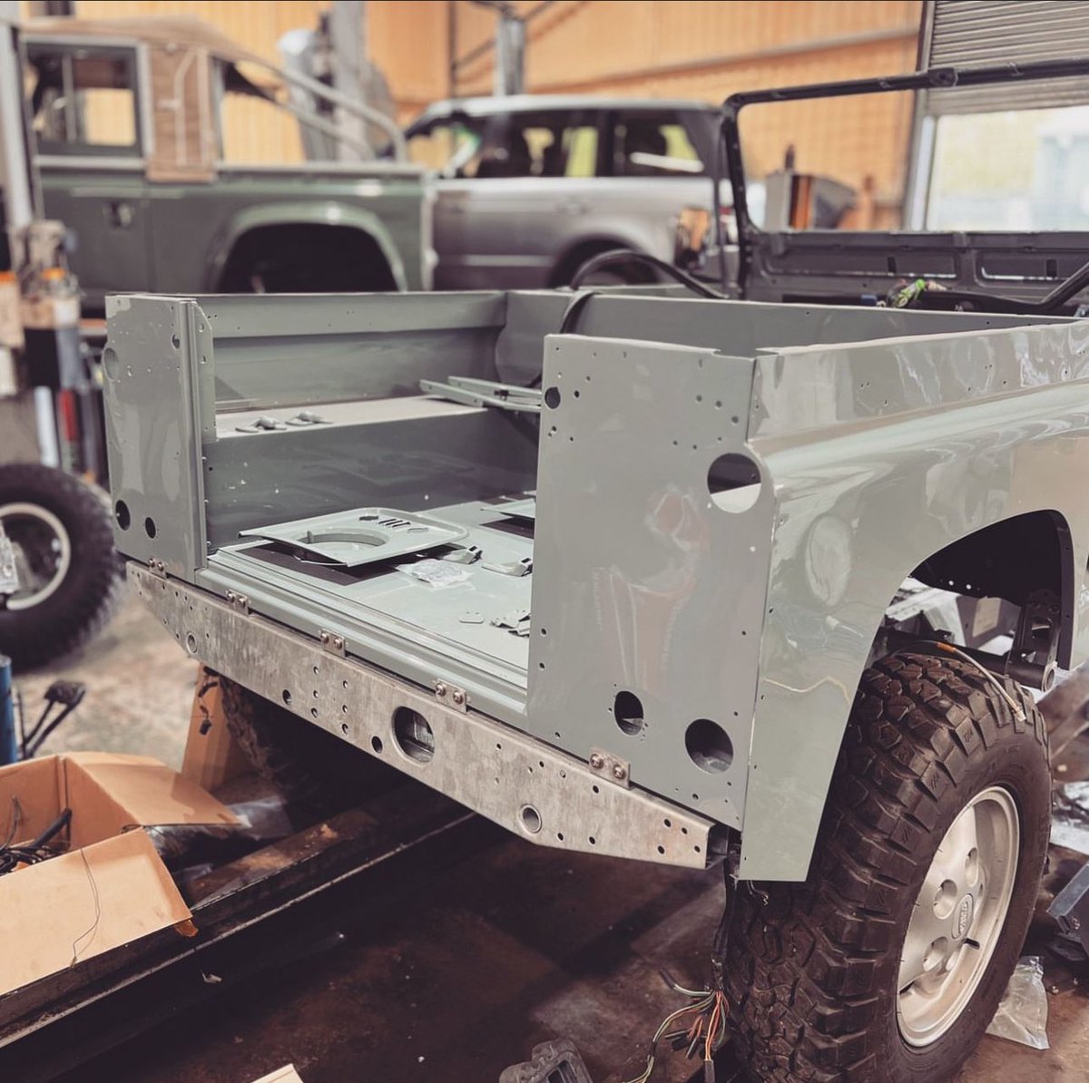 ⚡️Defender 90⚡️ Newly restored Defender 90 fresh out of paint at our partner kit installers Bespoke Off Road & looking so good! ⚡️This Land Rover will be converted with our E70 Defender kit - full spec here - electrogenic.co.uk/kits/conversio… #ElectricLandRover #PoweredByElectrogenic