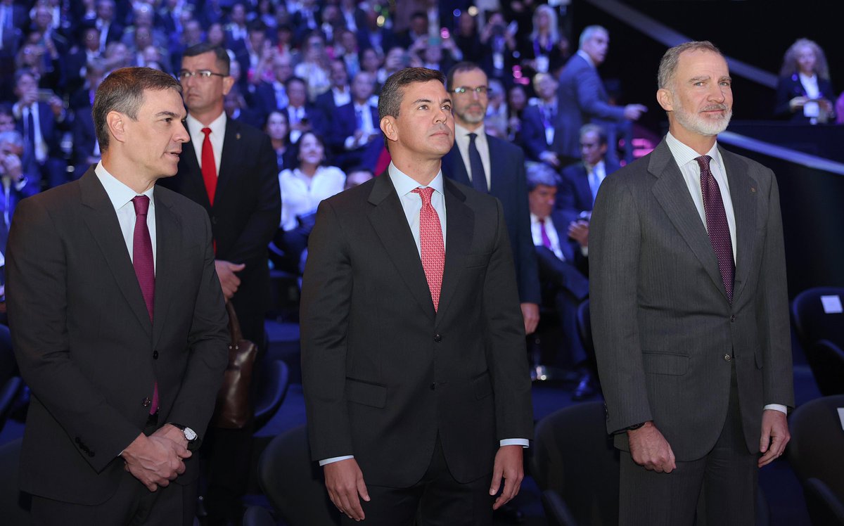 IPParaguay's tweet photo. 🇵🇾 #Paraguay marca presencia en evento de tecnología móvil en 🇪🇸
El presidente @SantiPenap participó de la primera ponencia del Mobile World Congress Barcelona 2024 #MWCB al que asistió junto con el rey Felipe de Borbón, y su homólogo @sanchezcastejon
🔗https://t.co/tCifBZ15X3 https://t.co/dlIKt39gGo
