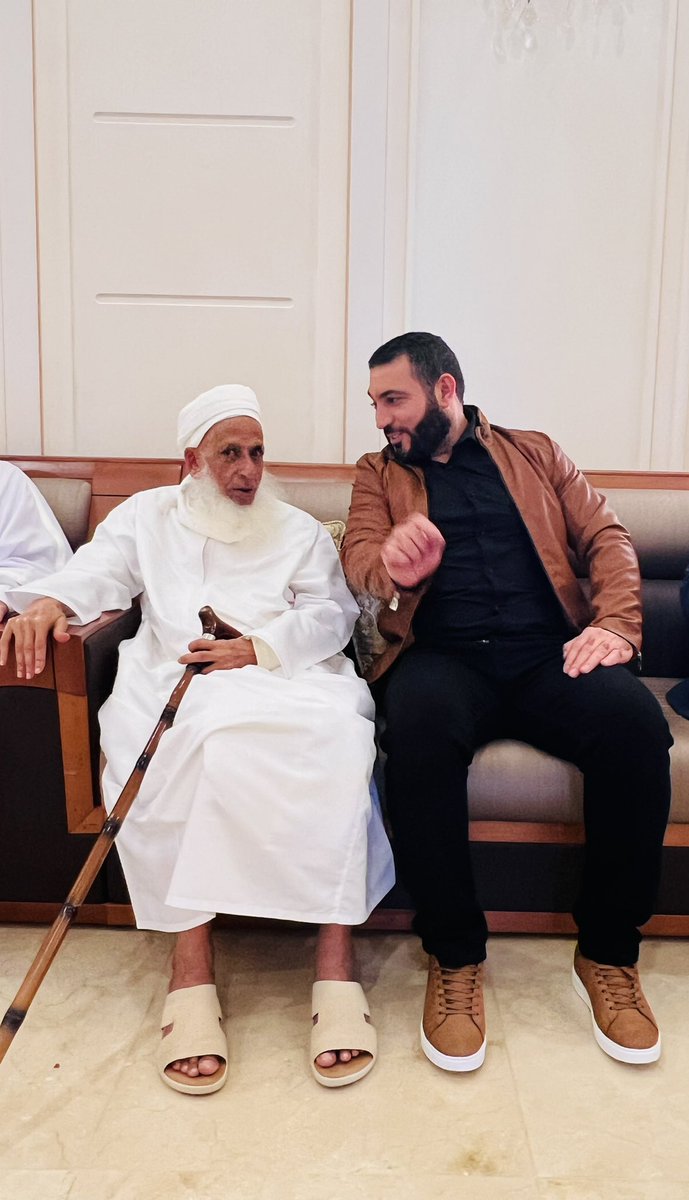 adhamsharkawi's tweet photo. على خلفيَّة مشاركتي في معرض مسقط الدُّوليِّ للكتاب
شرَّفني سماحة مفتي البلاد الشيخ أحمد الخليلي 
بدعوة على ال��داء في منزله العامر
سألني عن غزَّة وأهلها، عن المقاومة والنّاس، وحدّثني أن هذا الكيان زائل!
ونقلتُ لسماحته تقديرنا العميق لمواقفه المُشرِّفة والمناصرة لفلسطين وأهلها ❤️ https://t.co/lHKTrkiyit