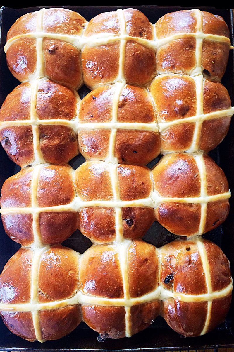 sammiefeasting's tweet image. Hot Cross Buns - on this chilly Monday why not bake these delicious hot cross buns. The oven will warm your kitchen and the aroma will fill your home.
Recipe - feastingisfun.com/hot-cross-buns/
#MondayMotivation #realbread #yummy #Lent #baking