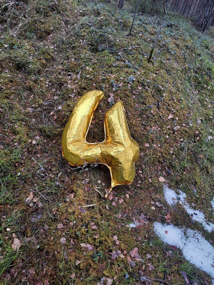 Eh.. 4 gadi nosvinēti un daba piesārņota!  Kāpēc jālaiž gaisā atkritumi?  Diemžēl pēc noklusejuma visi baloni jau sakumā ir paredzēti kā atkritumi. 😭😱😡