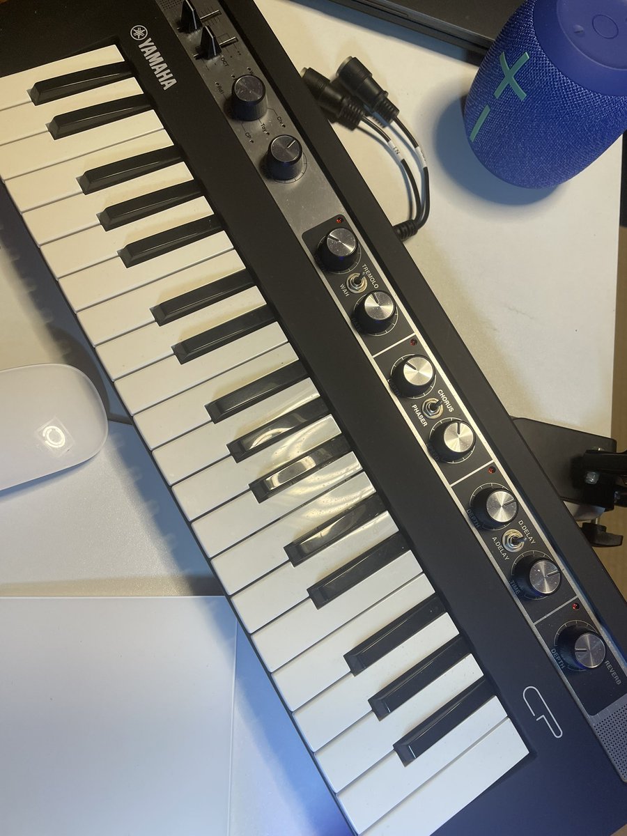 UUxpqURBYf58960's tweet photo. 机上の横には
Yamaha reface cp が
待機してます
だから運指の練習ができる
#refaceCP https://t.co/ve88pUgU4B