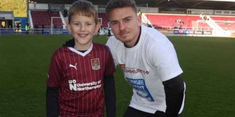 Thank you so much to Finley from #Northampton for running 100km to fundraise for us, carrying the torch of his mum, Emma who lives with type 1 diabetes. Here Finley is with his hero, footballer @SamHoskins_14 from Northampton Town Football Club @ntfc #Cobblers