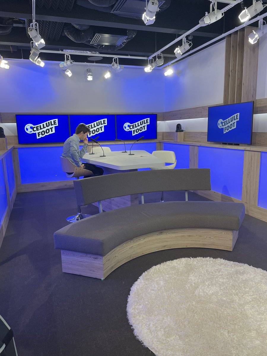 Tournage en cours 👀
<a href="/sports_ouest/">Ouest-France Sports</a> #cellulefoot 
<a href="/hamonpierre44/">Pierre Hamon</a> <a href="/KevinGuisnel/">Kévin Guisnel</a>