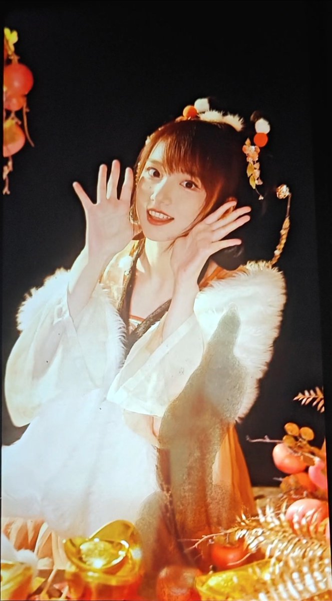 #意淫 #射屏 #青书 #汉青书半霍去病
这套写真是另一个风格，灵动可爱，仿佛月宫的玉兔。
一方面激发观众的保护欲，让人忍不住想对着青书的小脸喷射，然后让青书一边哭一边舔鸡巴。
另一方面又让人血脉贲张，忍不住要将青书按在床上抓起两根辫子狠狠后入，然后勒住她的脖子，让她一边高潮一边呼吸困难。