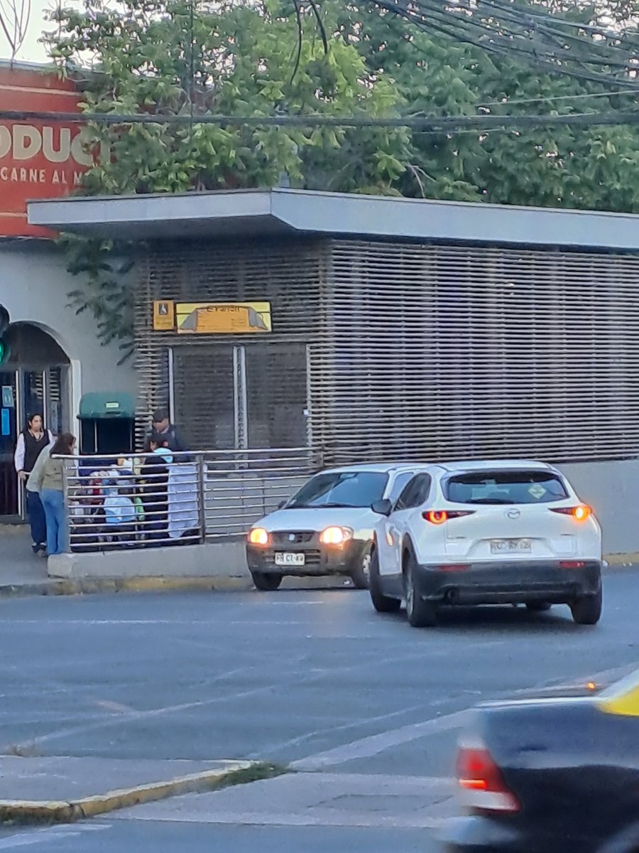 nightforever89's tweet photo. @metrodesantiago desde el vienes  una de las entradas del metro el parron cerradas, pregunte  y me dicen que están sin luz, como es posible eso, si ganan  millones por segundo con los pasajes. https://t.co/3WLltL3b5p