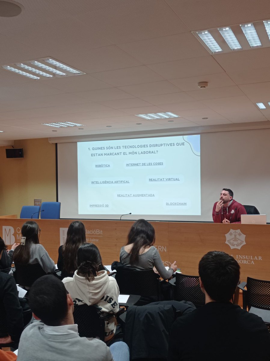 Avui al #CentreBitMenorca amb estudiants de 4t d’ESO de l'IES Pasqual Calbó i CC Sant Francés d'Assis, dins el programa Salut Jove del @ConsellMenorca, hem xerrat sobre les noves professions de futur, clau per afrontar els reptes del món laboral actual i futur. #TIC #futurlaboral