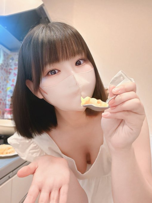 お疲れ様💖  はーるんがあーんしてあげるね🍄  はーるんは餃子🥟とラーメン🍜をたべるよん🫣  みんなはなにたべるの https://t.co/HqoLjSL6KE<a href="/tag/%E3%83%8A%E3%83%BC%E3%82%B9"class="tags"><span>#ナース</span></a><a href="/tag/%E3%81%88%E3%81%A1%E3%81%88%E3%81%A1"class="tags"><span>#えちえち</span></a>