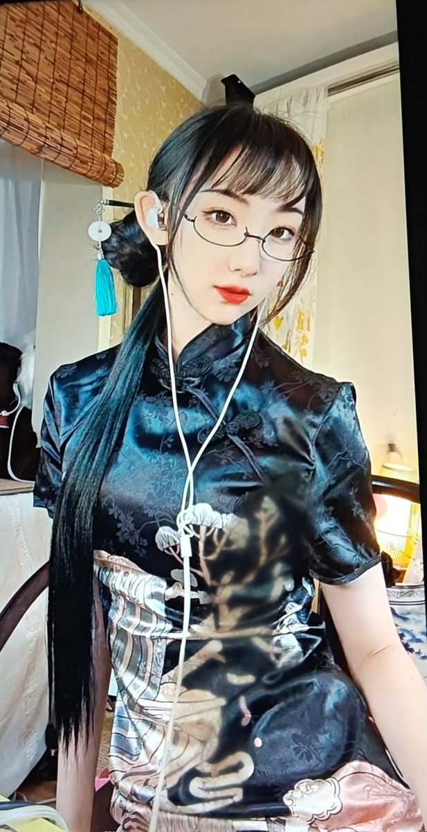 #意淫 #射屏 #Ya妖精 #朱鹮
416女团里面唯一一个有颜有身材的，这双腿可以算顶级炮架了，最近几年专注搞国风搞组合之后穿的多了，明显不如以前骚了，也可能是前几年有男朋友负责开发，有一种性感、纯情、榨精但是松弛的美。