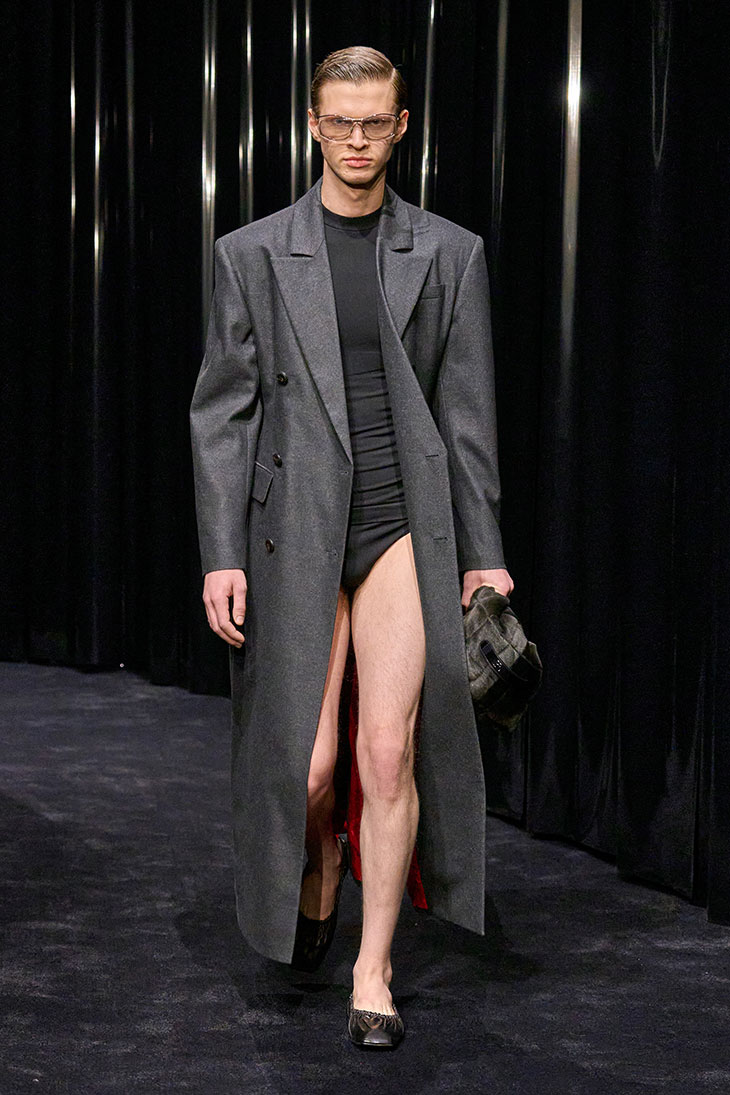 The power and dynamism of the human body are highlighted in Creative Director #RoccoIannone‘s most recent collection for #Ferrari FW24 #MFW: malemodelscene.net/menswear/fall-…

Photo Courtesy of Ferrari