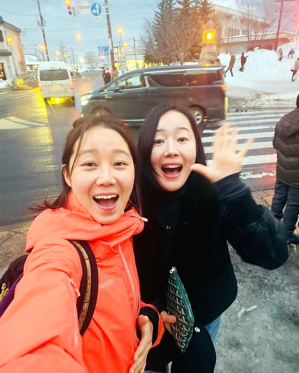 #UhmJiWon ig post update with #GongHyoJin (24.02.26)

'Kiroro, Otaru'

Mimi sisters throwback when they have the japan date 👭🥰⛷️❄️

#KongHyoJin #공효진 #Gongvely #Kongvely #공블리