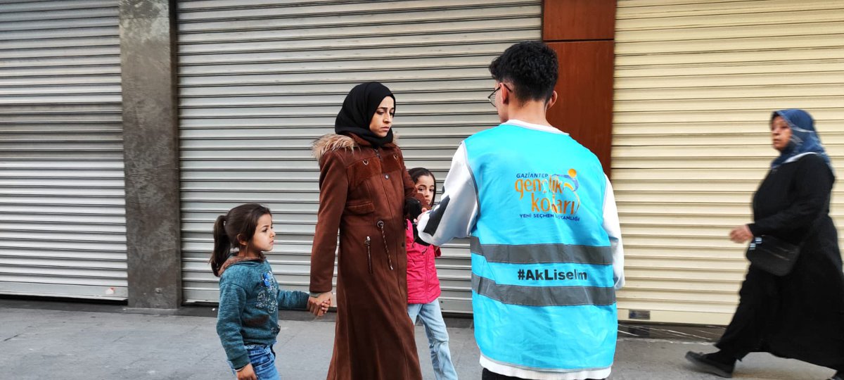 yenisecmen27's tweet photo. 📍GAZİLER CADDESİ
Yeni seçmen birimi olarak Gaziler Caddesinde Gaziantep’i yeniden daha güzel hedeflere taşımak için GAZİANTEP BÜYÜK ŞEHİR BELEDİYE BAŞKAN ADAYIMIZ @FatmaSahin hanımefendinin broşürlerini halkımıza dağıttık.
#AşklaÇalışanYorulmaz
#AkLiselim ❤️ https://t.co/XGzRYGIhxe