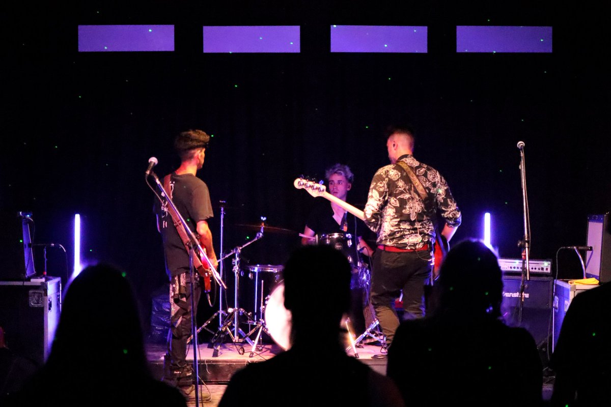 fuera_ds's tweet photo. 👉 Algunos registros de lo que fue el show del pasado sábado en el @clubdeartetempuja junto a @elsuenodelpibeoficial y @mauro_comisso!
Espectacular noche, en la que @francodelucia1 subió a tocar tres temas y la rompió, como lo hicieron ustedes desde abajo del escenario! https://t.co/ZDqPqTNd9S
