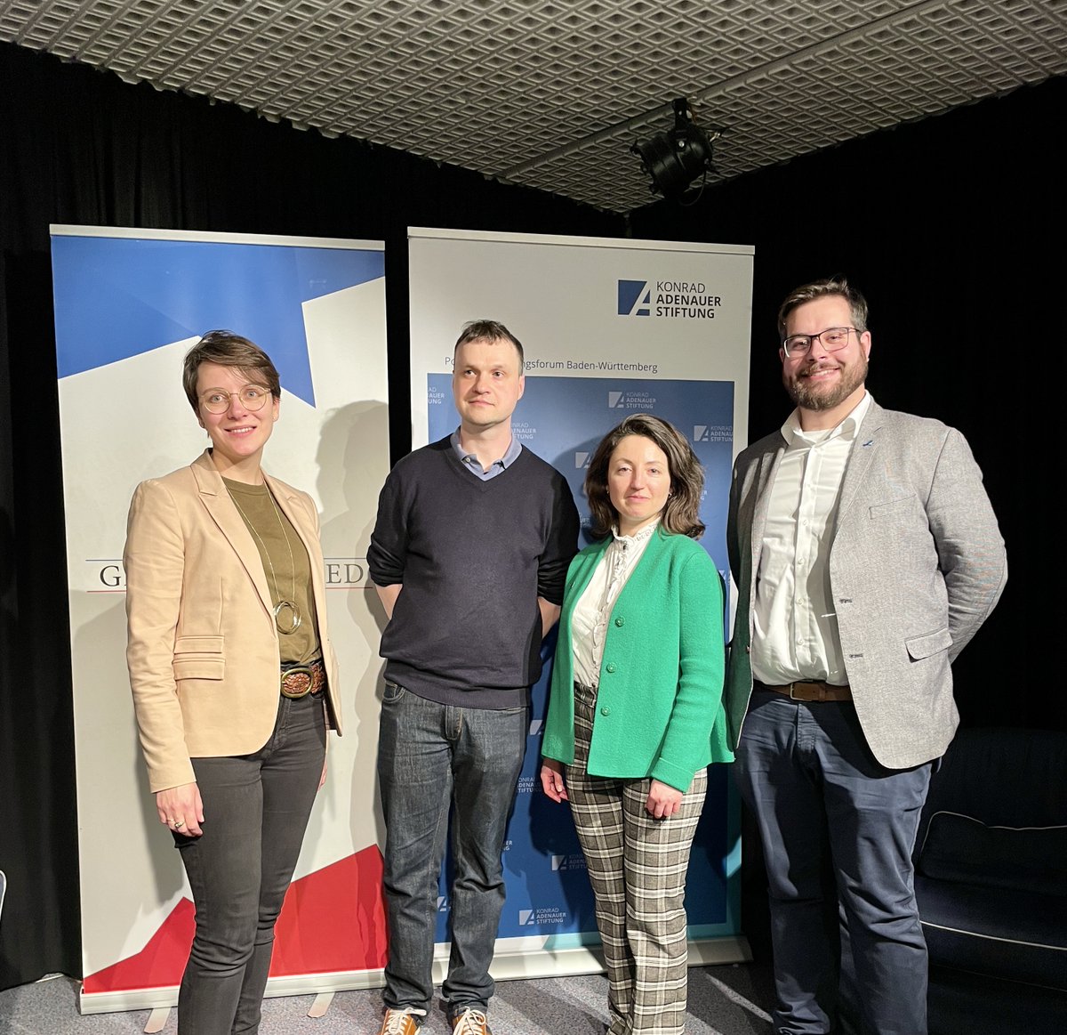 Oleksandra Keudel (@sashkovska) on Twitter photo Es war die Ehre über die demokratische Grundlage der 🇺🇦Resilienz mit <a href="/MattheusWehowsk/">Matthäus Wehowski</a> bei dem Deutsch-Amerikanischen Institut Tübingen sprechen zu dürfen.
🎥hier: youtube.com/watch?v=kJmfRC… Es war die Ehre über die demokratische Grundlage der 🇺🇦Resilienz mit <a href="/MattheusWehowsk/">Matthäus Wehowski</a> bei dem Deutsch-Amerikanischen Institut Tübingen sprechen zu dürfen.
🎥hier: youtube.com/watch?v=kJmfRC…
