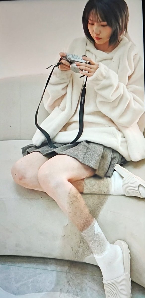 #意淫 #射屏 #成果
射屏的时候最喜欢的就是偏白色的背景，一方面精液会更明显，一方面是玷污白色的东西更有成就感，狗子抛开胸不谈，脸和腿都是值得好好来一发的。