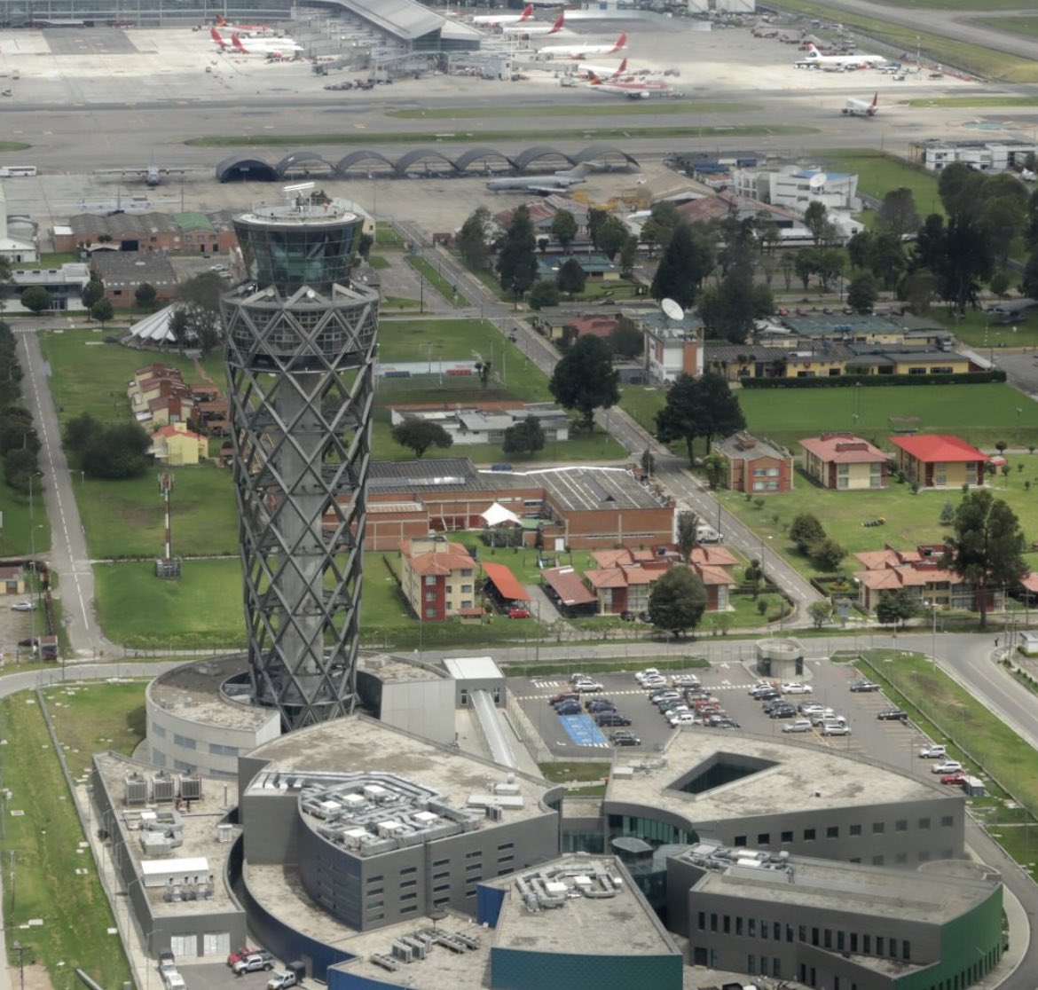 Una de nuestras mejores obras.
<a href="/TorreElDorado/">TorreElDorado</a> , 80 m, vista 360
Requerimientos
Fuste central en concreto de 75m de altura y 6.0m de diámetro y área total de 21,917.80m² junto al CGAC. Esta infraestructura, que es la más alta de Suramérica modernizando su skyline.
#Horizonte2025