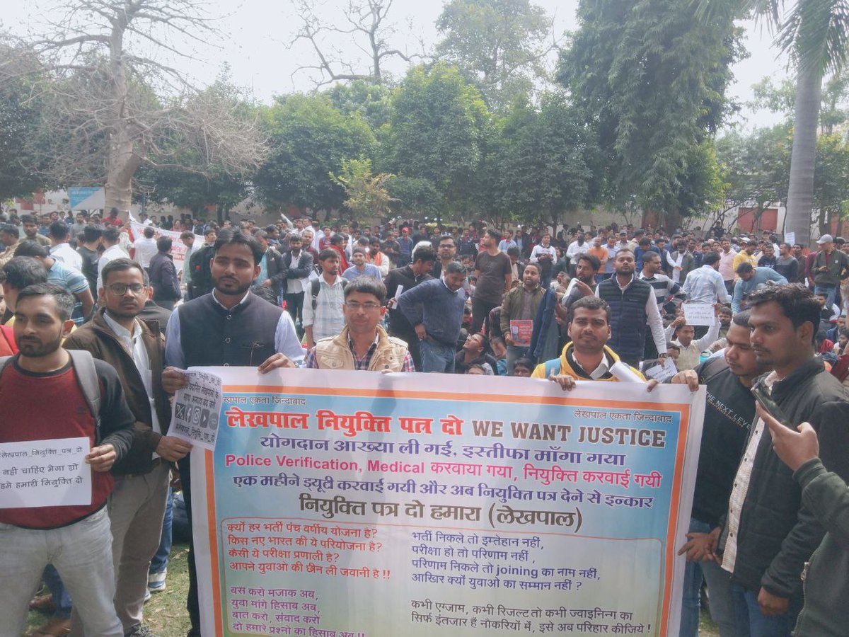 AnujRaj97's tweet photo. #लेखपाल_नियुक्ति_पत्र_दो 
हजारों की संख्या में चयनित लेखपाल नयुक्ति आदेश को लेकर आज राजस्व विभाग पर पहुँच गए। मा० मुख्यमंत्री @myogiadityanath जी संज्ञान लेकर युवाओं के जीवन में प्रकाश भरने का काम करें। @TheLallantop @kmrvivek14 @rojgarwithankit
#लेखपाल_नियुक्ति_पत्र_दो https://t.co/YHnB89PrBl