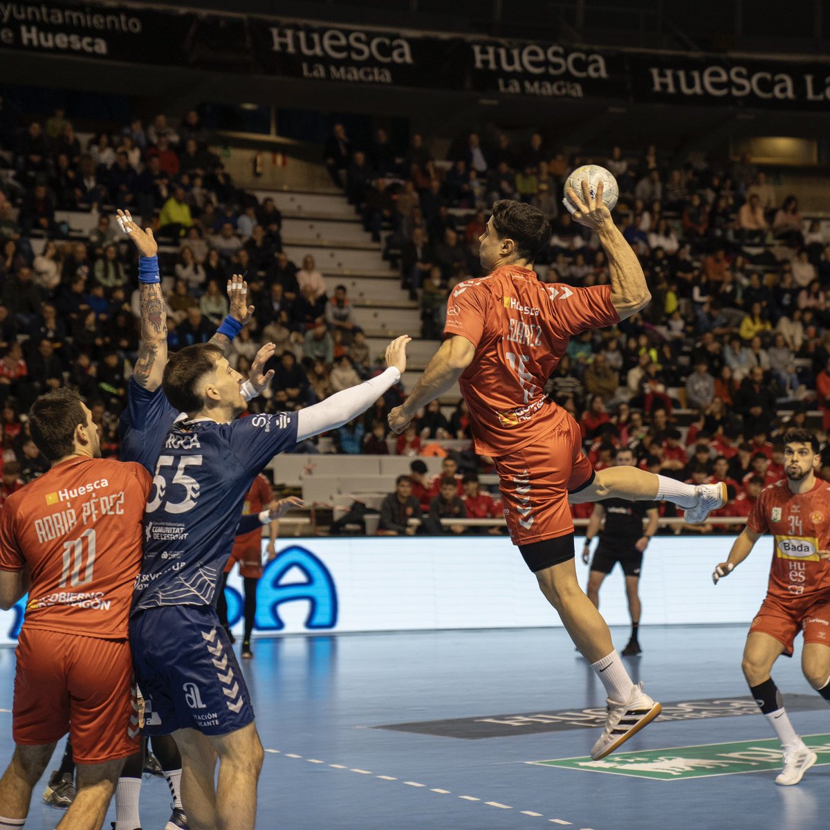 BmHuesca's tweet photo. 😊 Como nos gusta empezar así la semana...
Aquí tenéis las ��� mejores 📸 de Alberto Risueño de la victoria de ayer ✌️
#BadaHuesca #HuescaLaMagia #LigaPlenitudeASOBAL #HCABEN #SeguimosCreciendoContigo #Balonmano https://t.co/qLs6U0kR1e